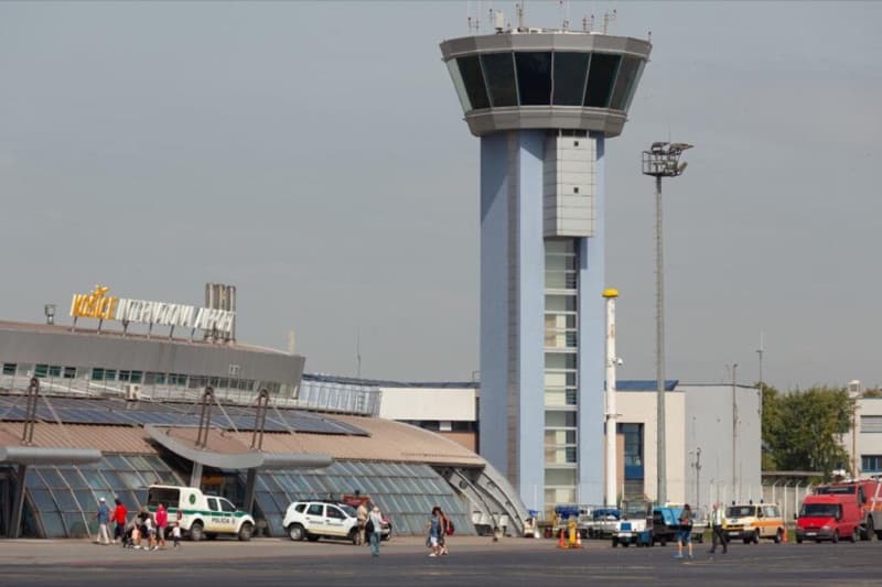 Lietadlo na oblohe riadené letovými prevádzkovými službami