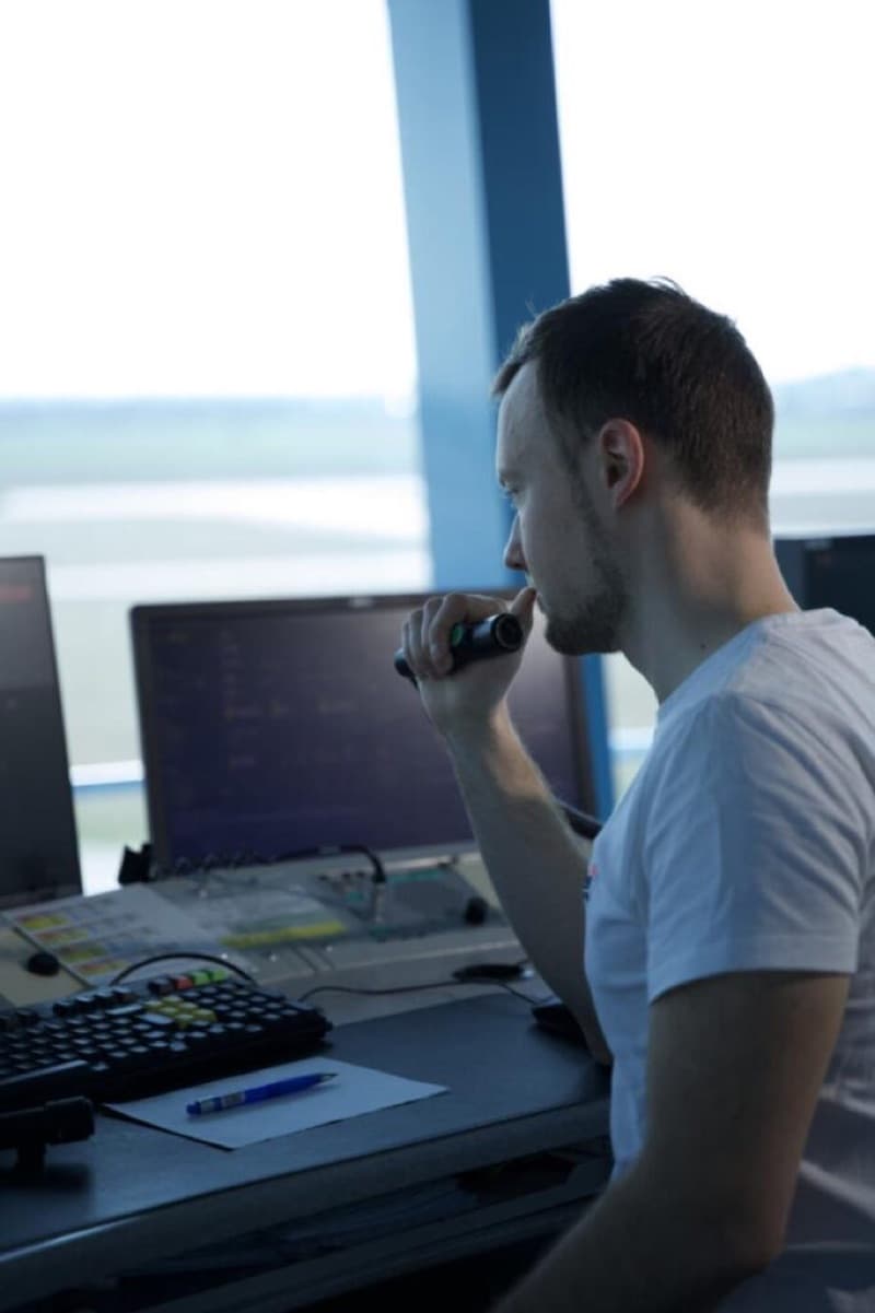 Lietadlo počas letu nad krajinou