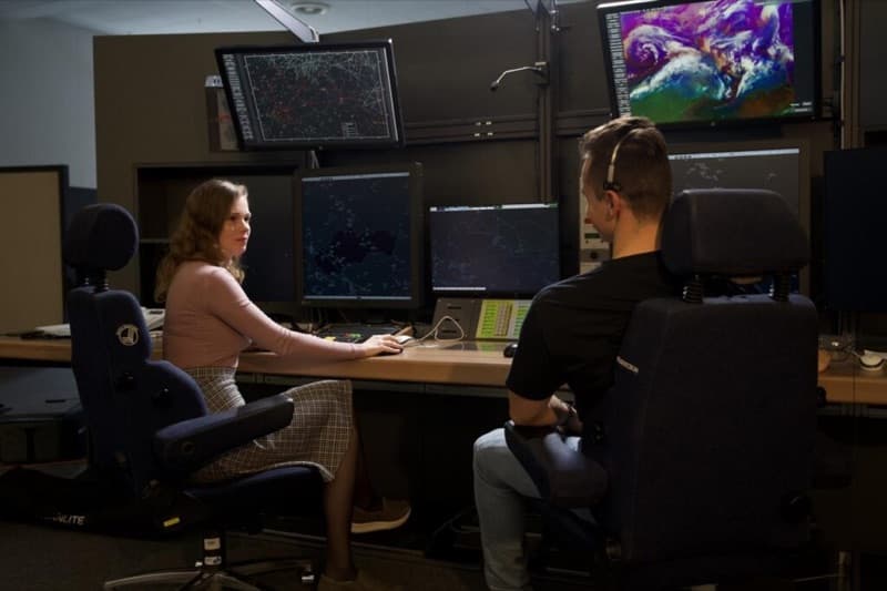 Pohľad na lietadlo z letiskovej plochy